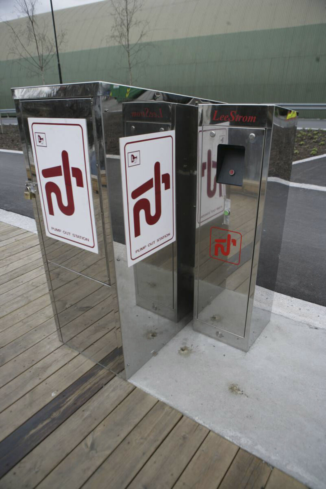 TØMMESTASJON: Du må ha lukket septikanlegg med tank og tømmestuss i dekket som passer til slike pumper dersom du skal over grensen til Sverige neste år. (Arkivfoto: Amund Rich. Løken) TØMMESTASJON: Du må ha lukket septikanlegg med tank og tømmestuss i dekket som passer til slike pumper dersom du skal over grensen til Sverige neste år. (Arkivfoto: Amund Rich. Løken)