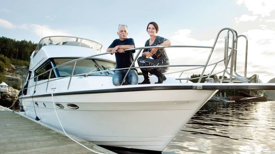 KONKURS: Vagen Boats er begjært konkurs. Her er grunnleggeren Jan Knutsen og daglig leder Hanne Marit Leikvoll på dekket til Vaagen 42 Fly. Bildet er tatt i en annen anledning. Foto: Bjøn Brunvoll.