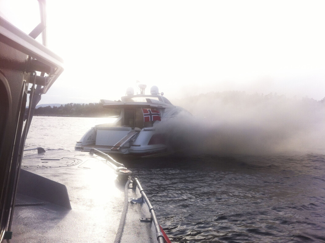 UTBRENT: Azimuten ble totalskadet i brann i Oslofjorden. (Foto: Fredrik Hove/Redningsselskapet). UTBRENT: Azimuten ble totalskadet i brann i Oslofjorden. (Foto: Fredrik Hove/Redningsselskapet).