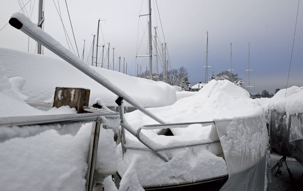 ELSKE HELE ÅRET: Båtliv er som et ekteskap: Man må elske hele året. Et godt presenningsstativ kan redusere bekymringene, men det er lurt å ta en tur med snømåken/kosten etter hvert tyngre snøfall. ELSKE HELE ÅRET: Båtliv er som et ekteskap: Man må elske hele året. Et godt presenningsstativ kan redusere bekymringene, men det er lurt å ta en tur med snømåken/kosten etter hvert tyngre snøfall.