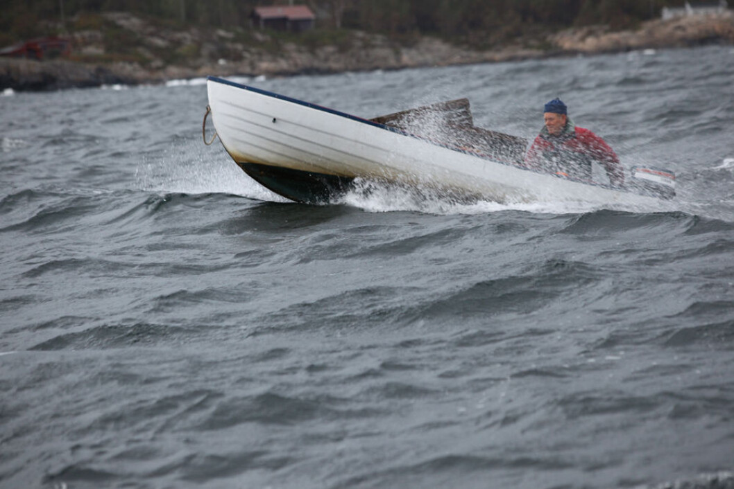 SMÅTT OG STORT: Drømmen om hummeren driver fiskerne frem over strie bølgekammer. Været er sjelden et hinder når hummeren lokker. SMÅTT OG STORT: Drømmen om hummeren driver fiskerne frem over strie bølgekammer. Været er sjelden et hinder når hummeren lokker.