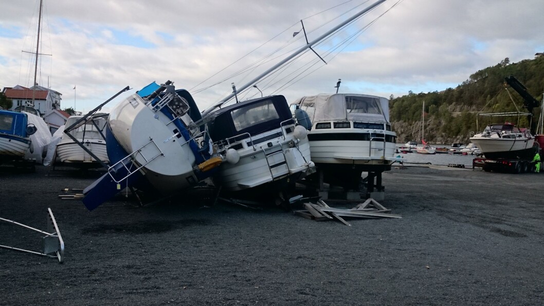 En seilbåt veltet i den første høststormen og tok med seg et par snekker på Østerå ved Tvedestrand i helgen. (Foto: Øyvind Jørgensen) En seilbåt veltet i den første høststormen og tok med seg et par snekker på Østerå ved Tvedestrand i helgen. (Foto: Øyvind Jørgensen)