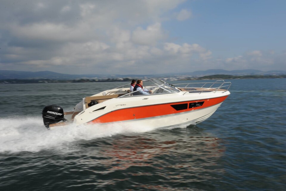 RASK: Uttern D77 er en rask weekendcruiser med soveplass til fire personer. Foto: Lars-Åke Redéen..