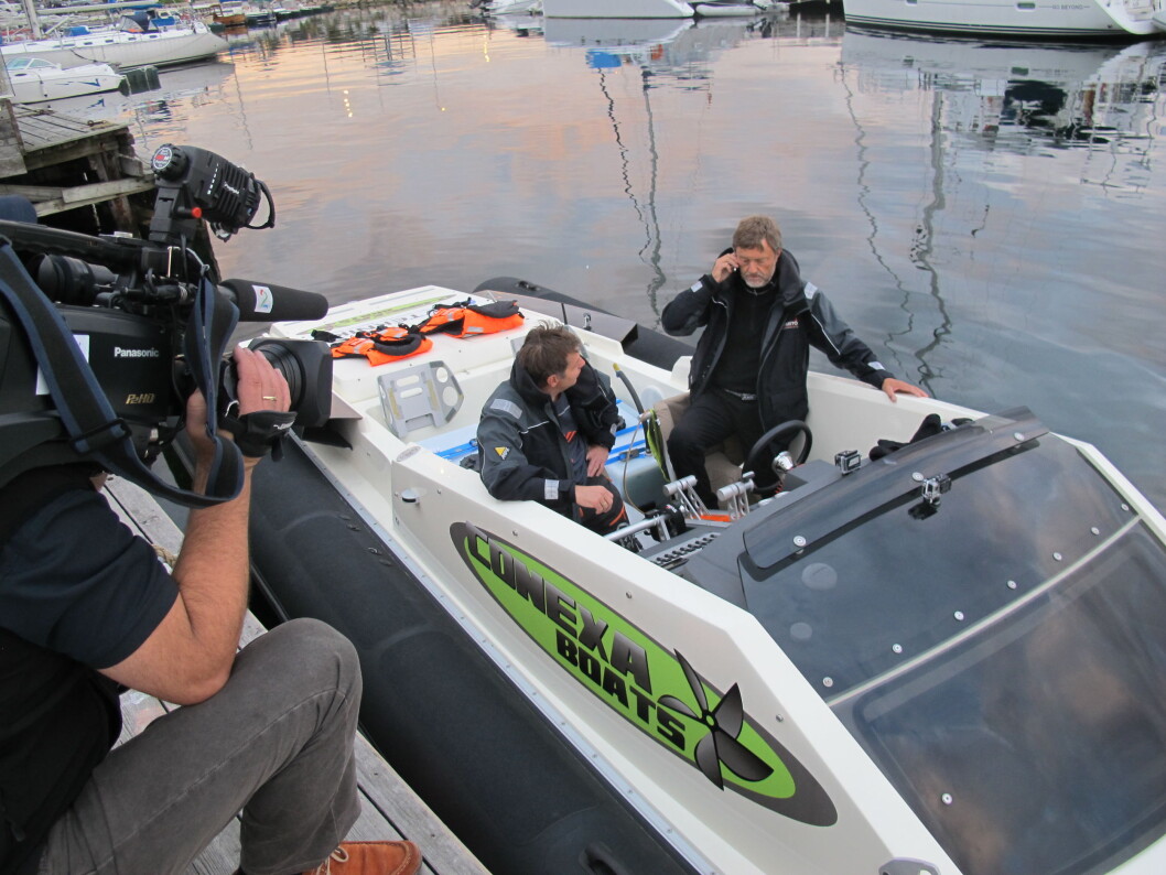 GODT FORBEREDT: Goldfishteamet hadde tid til TV2 og Båtmagasinet før starten i morges. (Foto: Amund Rich. Løken). GODT FORBEREDT: Goldfishteamet hadde tid til TV2 og Båtmagasinet før starten i morges. (Foto: Amund Rich. Løken).