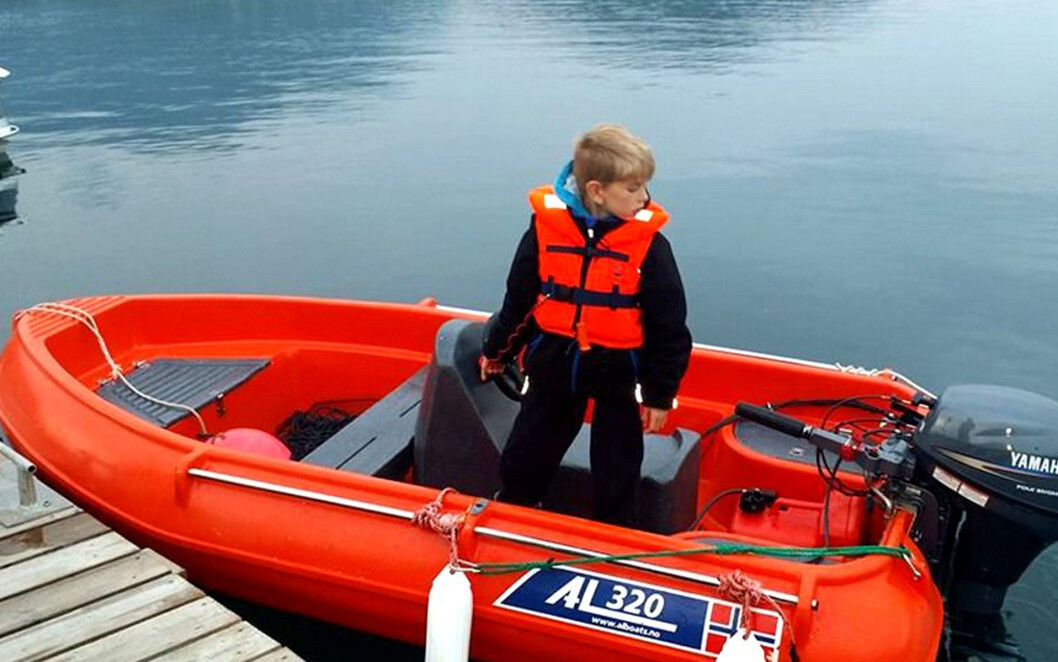 LEI SEG: Magnus (7) er trist og lei seg etter at han ble frastjålet den nye båten sin. Foto: Privat. LEI SEG: Magnus (7) er trist og lei seg etter at han ble frastjålet den nye båten sin. Foto: Privat.