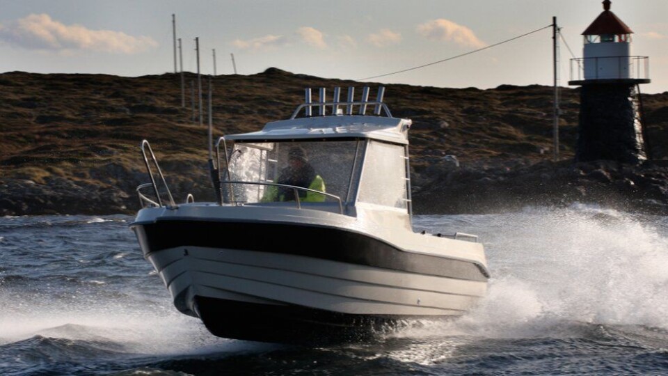 DOLMØY: Det var en Dolmøy 230 Fisker som kantret utenfor Mehman tidligere i juli. Svensk hobbyfisker omkom. Foto: Produsent.