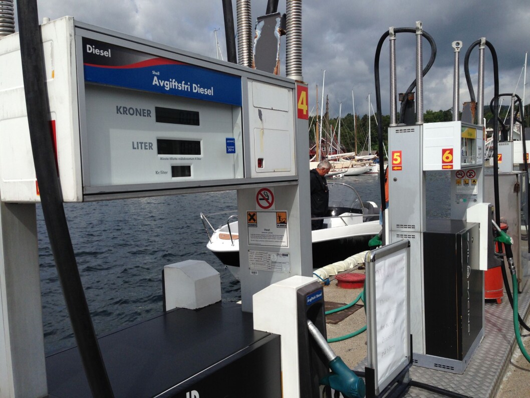 SPØR: Alle som fyller båtdiesel i sommer bør spørre betjeningen om hva slags kvalitet som er i pumpene.Er stasjonen ubetjent, så ring oljeselskapet. (Foto: Amund Rich. Løken). (Foto: Amund Rich. Løken). SPØR: Alle som fyller båtdiesel i sommer bør spørre betjeningen om hva slags kvalitet som er i pumpene.Er stasjonen ubetjent, så ring oljeselskapet. (Foto: Amund Rich. Løken). (Foto: Amund Rich. Løken).