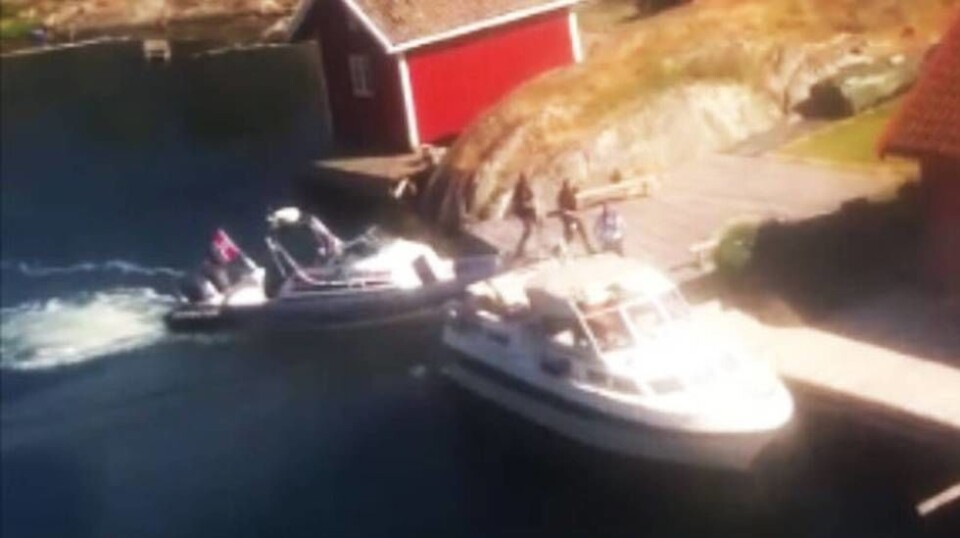 TATT PÅ FERSKEN: Her aksjonerer politiet mot en båttyv i Kristansand. Video: Gordon Natvig