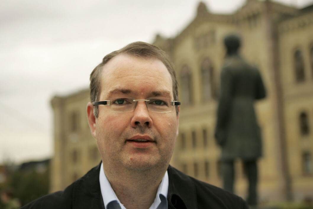 INFORMASJON: Vi gjør hva vi kan for å få ut informasjon til salgsleddene, sier fagsjef Kjartan Berland i Norsk Petroleumsinstitutt. (Foto: Amund Rich. Løken). INFORMASJON: Vi gjør hva vi kan for å få ut informasjon til salgsleddene, sier fagsjef Kjartan Berland i Norsk Petroleumsinstitutt. (Foto: Amund Rich. Løken).
