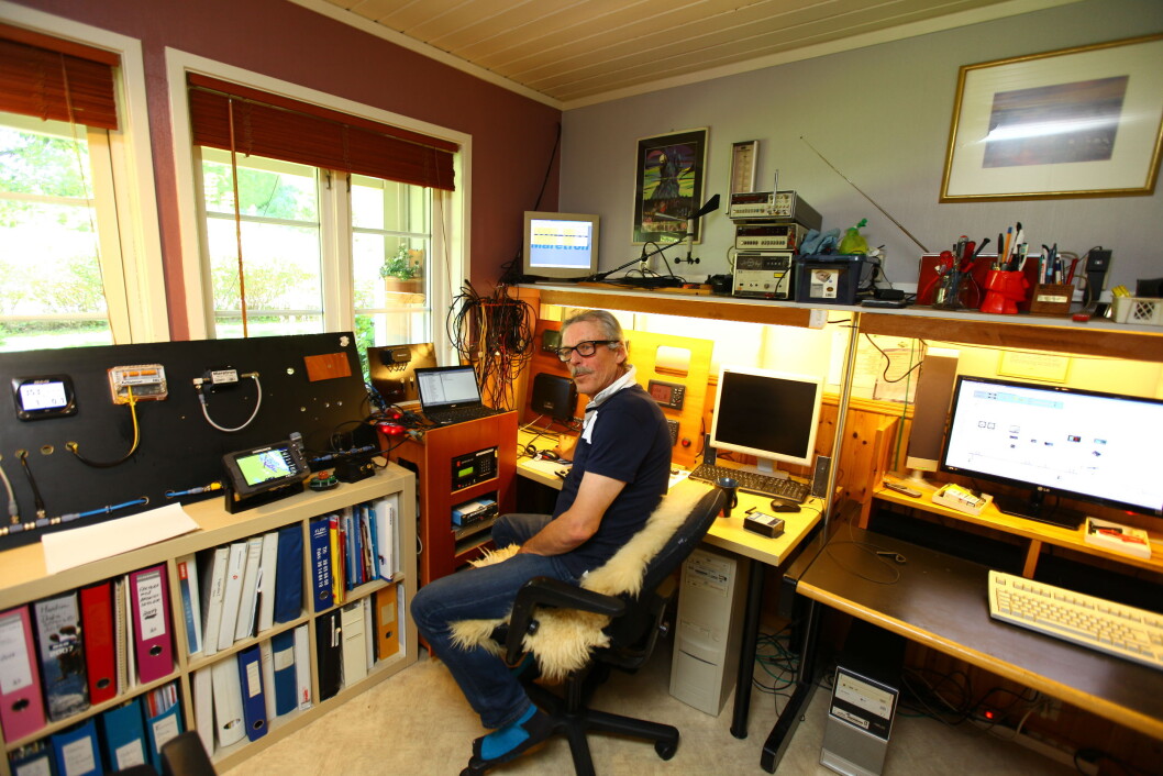 HJEMMEKONTOR: Ole Jo Søbye får gamle og nye instrumentene til å snakke sammen. På kontoret har han koblet opp et komplett NMEA200-nettverk, som stadig testes og utvides. HJEMMEKONTOR: Ole Jo Søbye får gamle og nye instrumentene til å snakke sammen. På kontoret har han koblet opp et komplett NMEA200-nettverk, som stadig testes og utvides.