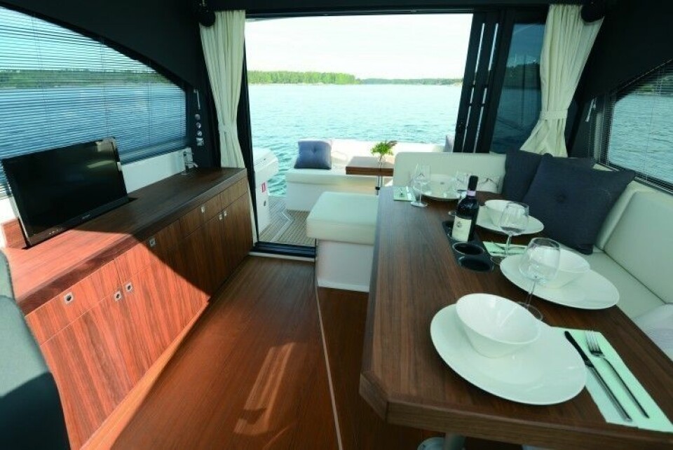 SALONGEN: På babord side har båten en lekker skinnsalong der man kan se TV under middagen, dersom det skulle ønskes.