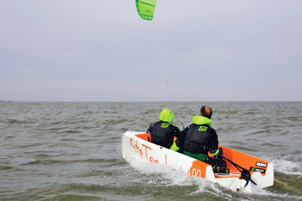 KiteTender, som bruker vindkraft til fremdrift, er en kombinasjon av kiting og jolleseiling.