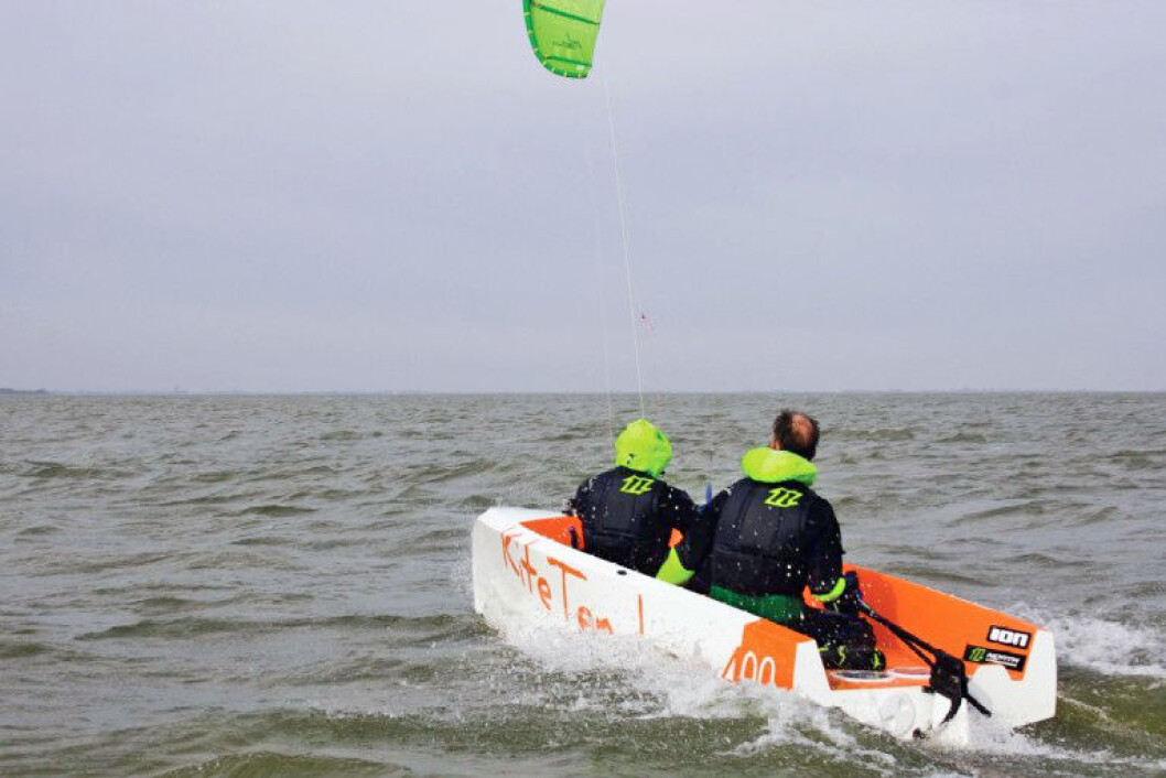 KiteTender, som bruker vindkraft til fremdrift, er en kombinasjon av kiting og jolleseiling. KiteTender, som bruker vindkraft til fremdrift, er en kombinasjon av kiting og jolleseiling.