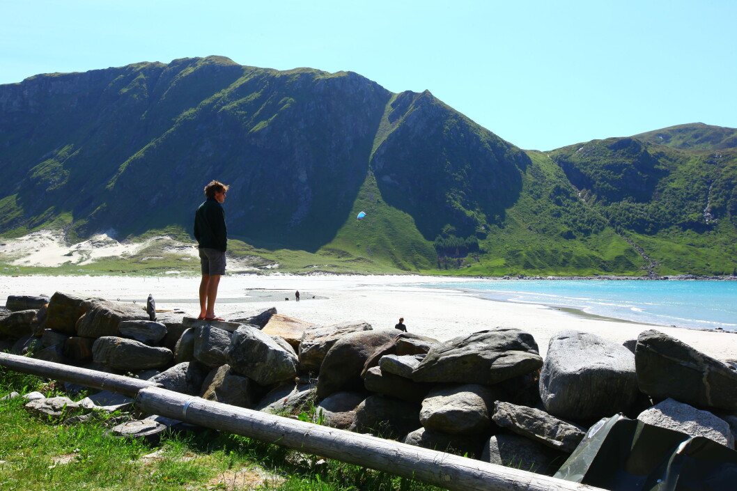 SKAL, SKAL IKKE: En surfer speider utover havet og sjekker forholdene i Hoddevika en juli-dag. SKAL, SKAL IKKE: En surfer speider utover havet og sjekker forholdene i Hoddevika en juli-dag.