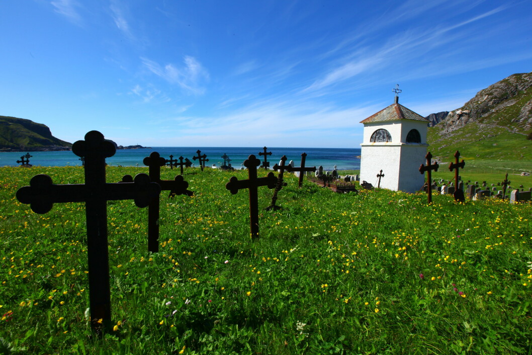 SÆREGENT: Minnekapellet etter "St. Svithun" og kirkegården i Ervika har det uendelige havet som nærmeste nabo.