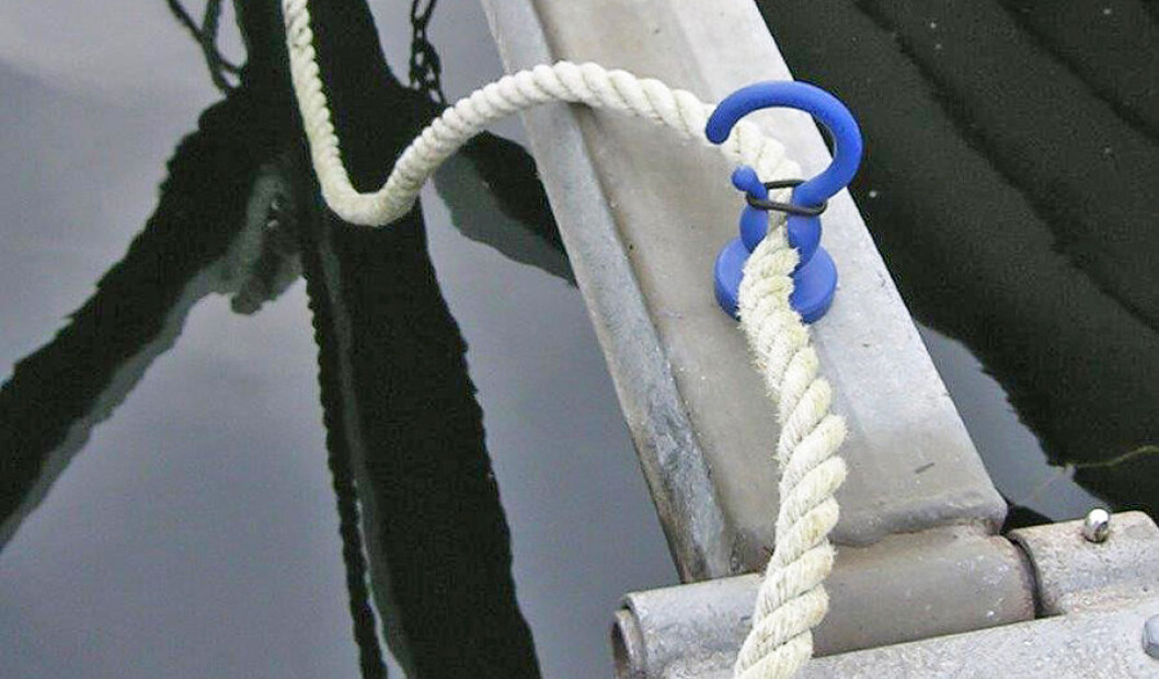 ROPEUPP holder tauverket på plass på utriggeren. Tauholderen har en kraftig magnet som er belagt med gummi. ROPEUPP holder tauverket på plass på utriggeren. Tauholderen har en kraftig magnet som er belagt med gummi.