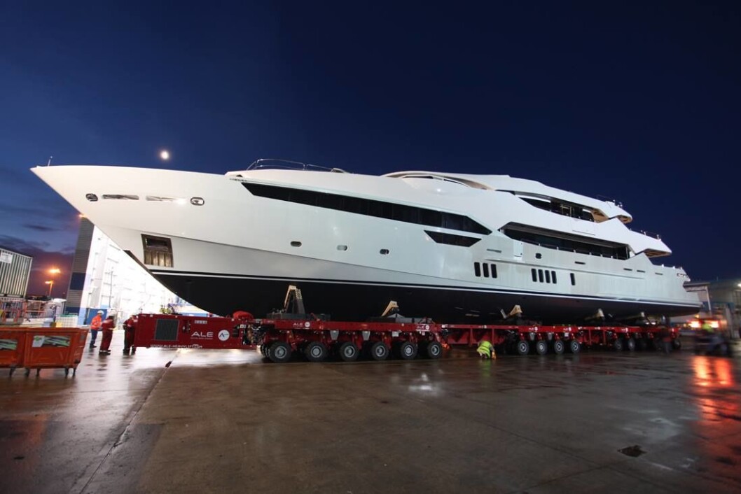 RUVER: Med sine 155 fot er det ingen liten båt Sunseeker har produsert. Her rulles båten ut fra produksjonshallen i England. RUVER: Med sine 155 fot er det ingen liten båt Sunseeker har produsert. Her rulles båten ut fra produksjonshallen i England.