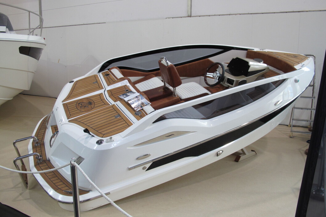 NYHET: Denne spenstige bobla er laget av polske Galeon, og skal fungere som tender til større yachter. Den har 160-hesters motor tilkoblet vannjet, og oppnår en toppfart på 38 knop. NYHET: Denne spenstige bobla er laget av polske Galeon, og skal fungere som tender til større yachter. Den har 160-hesters motor tilkoblet vannjet, og oppnår en toppfart på 38 knop.