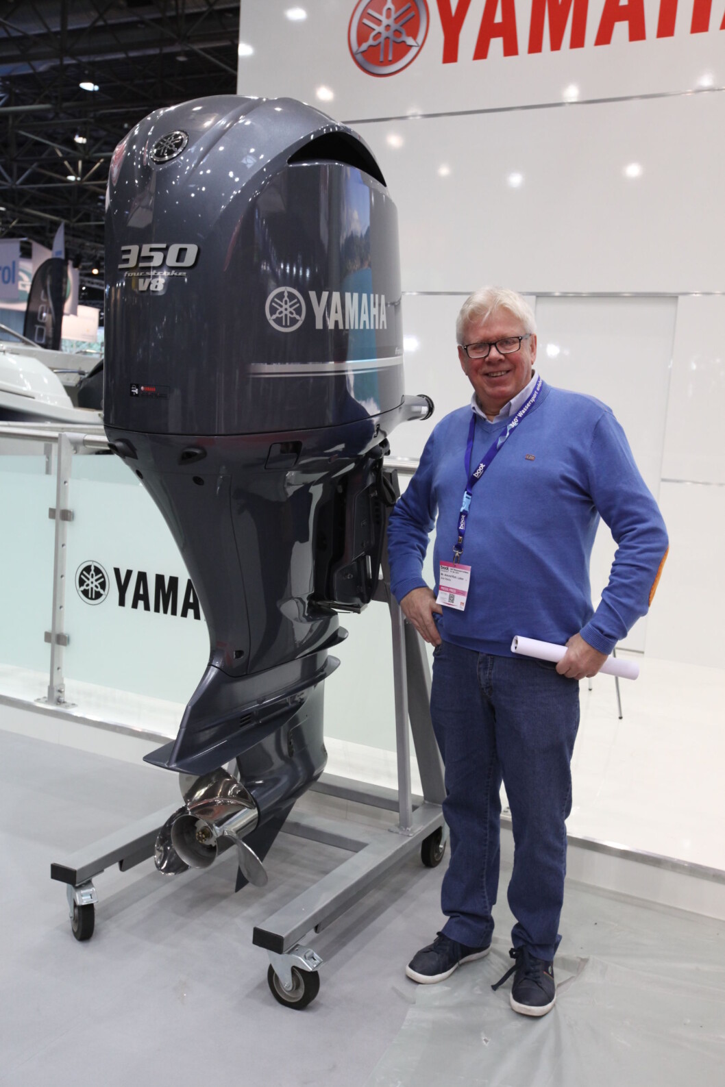 Den ruver i terrenget, Yamahas 350 hesters utenbordsmotor. Nå bør den bli 70.700 kroner billigere når den forhatte HK-avgiften forsvinner. Båtmagasinets reportasjeleder Amund R. Løken har grunn til å smile på vegne av båtfolket. Den ruver i terrenget, Yamahas 350 hesters utenbordsmotor. Nå bør den bli 70.700 kroner billigere når den forhatte HK-avgiften forsvinner. Båtmagasinets reportasjeleder Amund R. Løken har grunn til å smile på vegne av båtfolket.