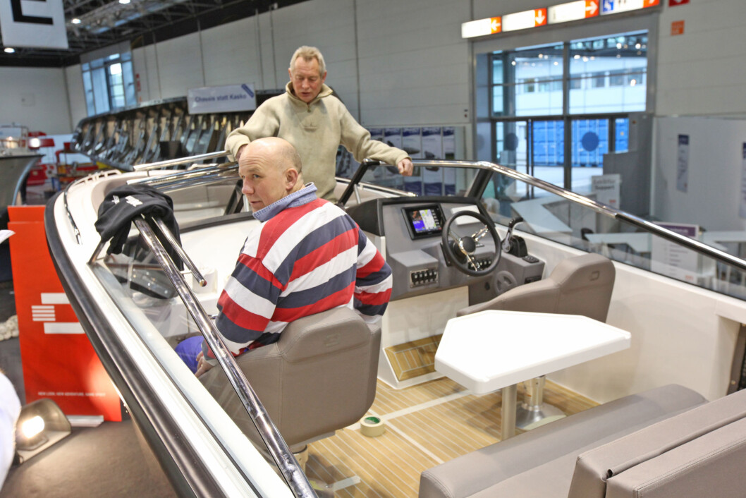 DRACO: Windys Jens Frivoll og Frank Grosvold legger siste hånd på den nye Draco 26 RS. Båten har verdenspremiere på båtmessen i Düsseldorf lørdag. (Foto: Hans B. Eidstuen). DRACO: Windys Jens Frivoll og Frank Grosvold legger siste hånd på den nye Draco 26 RS. Båten har verdenspremiere på båtmessen i Düsseldorf lørdag. (Foto: Hans B. Eidstuen).