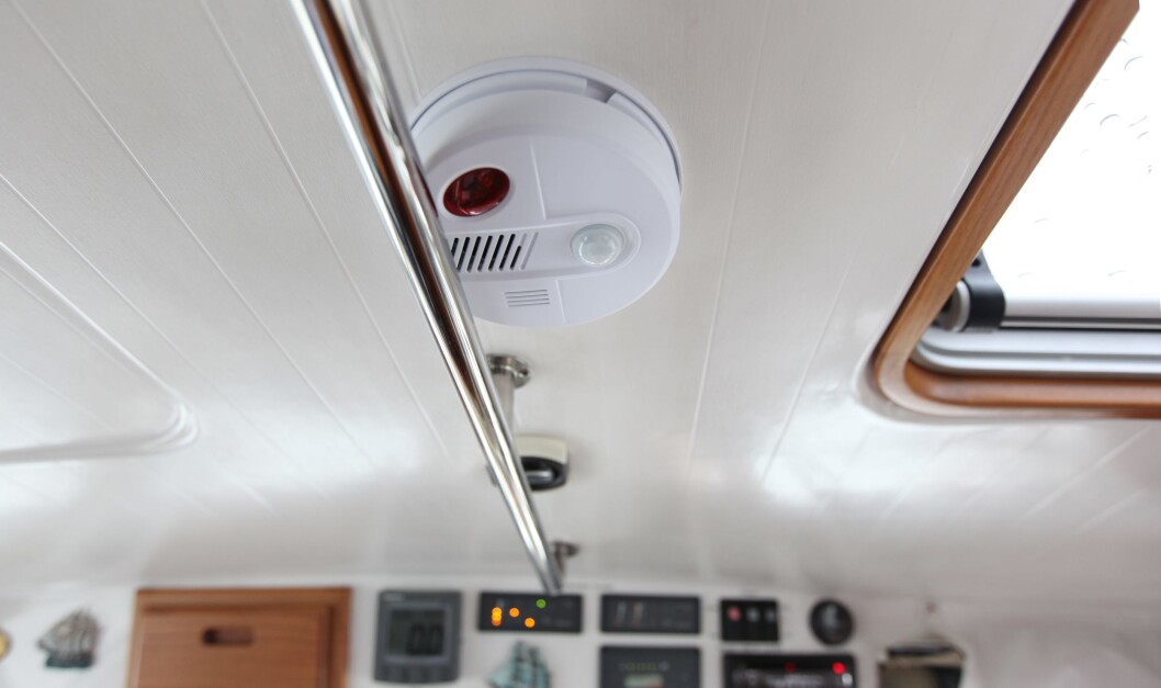 ALARM: Denne takmonterte alarmen ser ut som en røykvarsler, men leverer fra seg masse lyd. Foto: Lars K Larsen ALARM: Denne takmonterte alarmen ser ut som en røykvarsler, men leverer fra seg masse lyd. Foto: Lars K Larsen