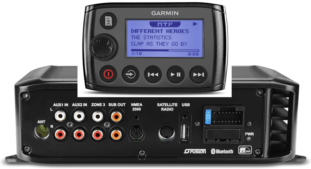 MUSIKK I BÅTEN: Med blåtannintegrering kan musikken spilles trådløst i to soner. Øverst på bildet er fjernkontrollen som kan kjøpes som ekstrautstyr. MUSIKK I BÅTEN: Med blåtannintegrering kan musikken spilles trådløst i to soner. Øverst på bildet er fjernkontrollen som kan kjøpes som ekstrautstyr.