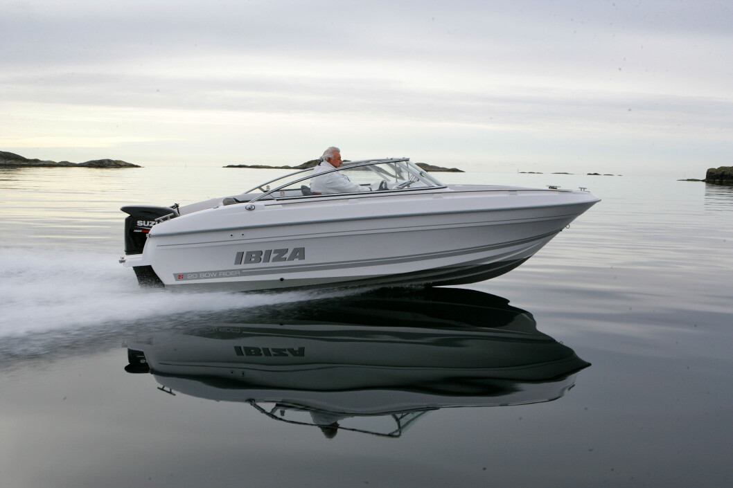 VELKJØRENDE: Ibiza 20 Bow Rider har en toppfart på 39 knop med 140-hesters motor. Ferden føles trygg og morsom. VELKJØRENDE: Ibiza 20 Bow Rider har en toppfart på 39 knop med 140-hesters motor. Ferden føles trygg og morsom.