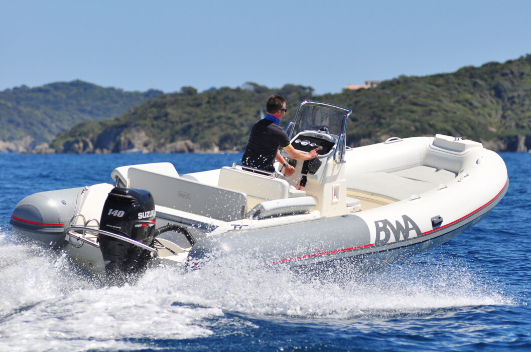 RASK FORFLYTNING: Med 140-hesters motor klarer båten 36 knop. Men målingen er neppe med 13 mann om bord, en last som er mulig med denne farkosten. RASK FORFLYTNING: Med 140-hesters motor klarer båten 36 knop. Men målingen er neppe med 13 mann om bord, en last som er mulig med denne farkosten.