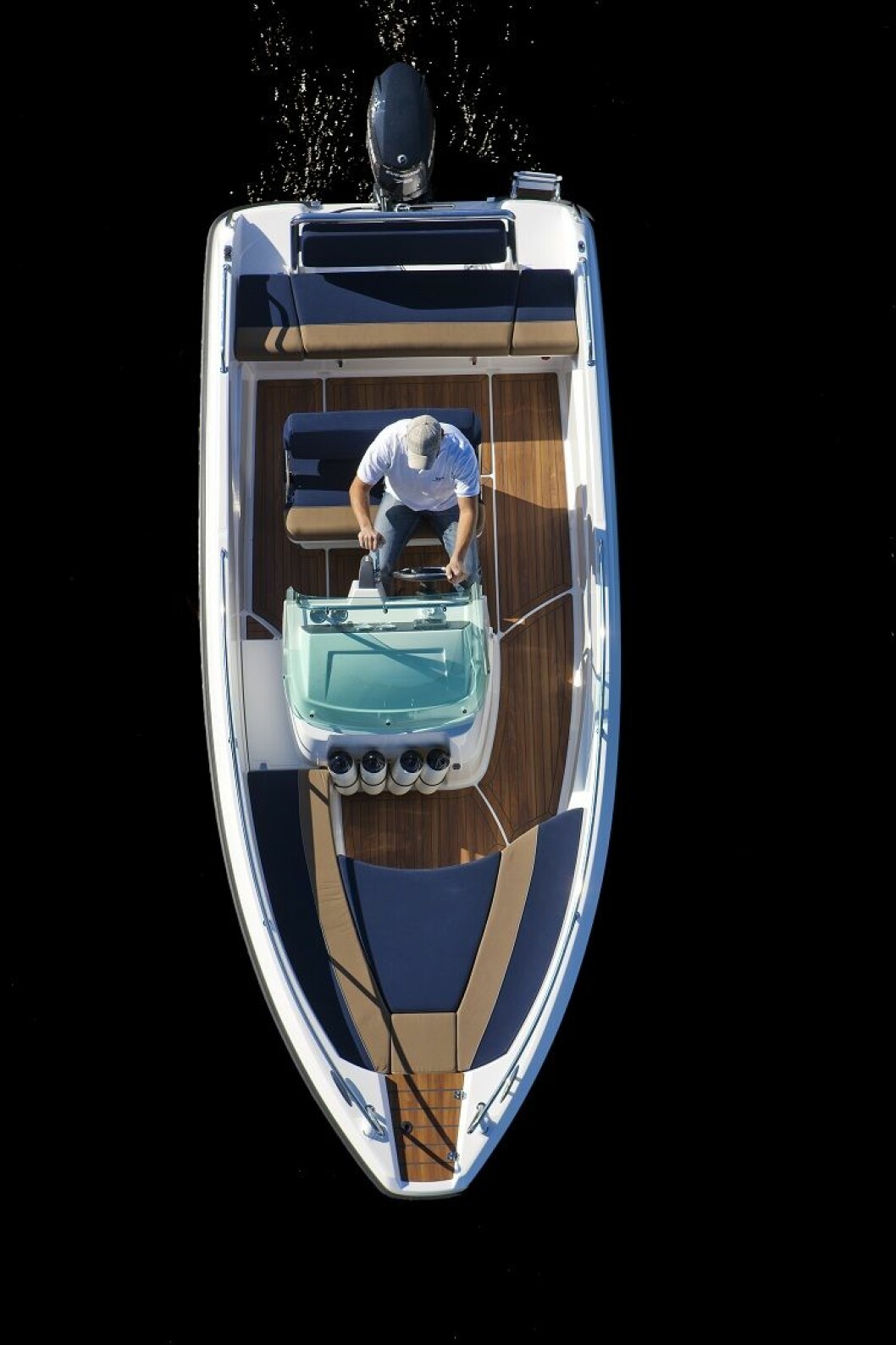 PRAKTISK LAYOUT: Med enkle grep gjøres båten om til en komfortabel dagsturbåt med stor solseng forut. Sittekassen for fører burd