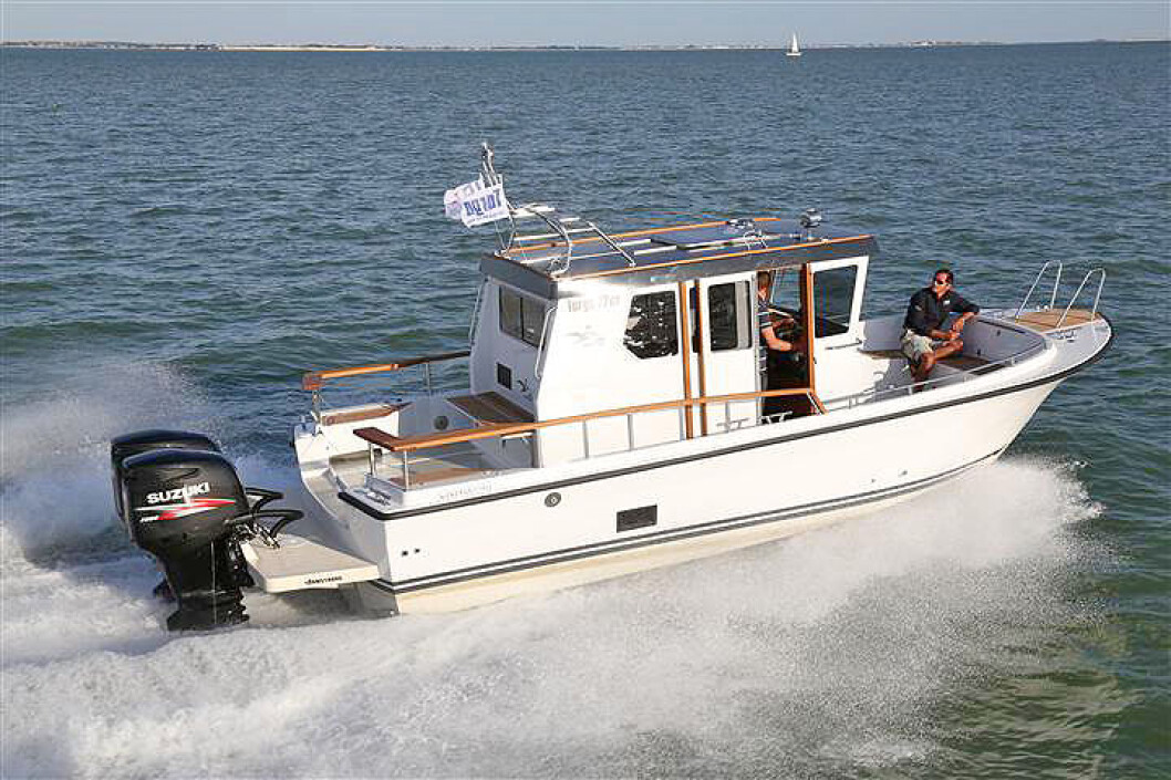 MED PÅHENGER: Den nye GT-Targaen er verftets første med utenbordsmotor. FOTO: R. Boris / SNIP YACHTING MED PÅHENGER: Den nye GT-Targaen er verftets første med utenbordsmotor. FOTO: R. Boris / SNIP YACHTING