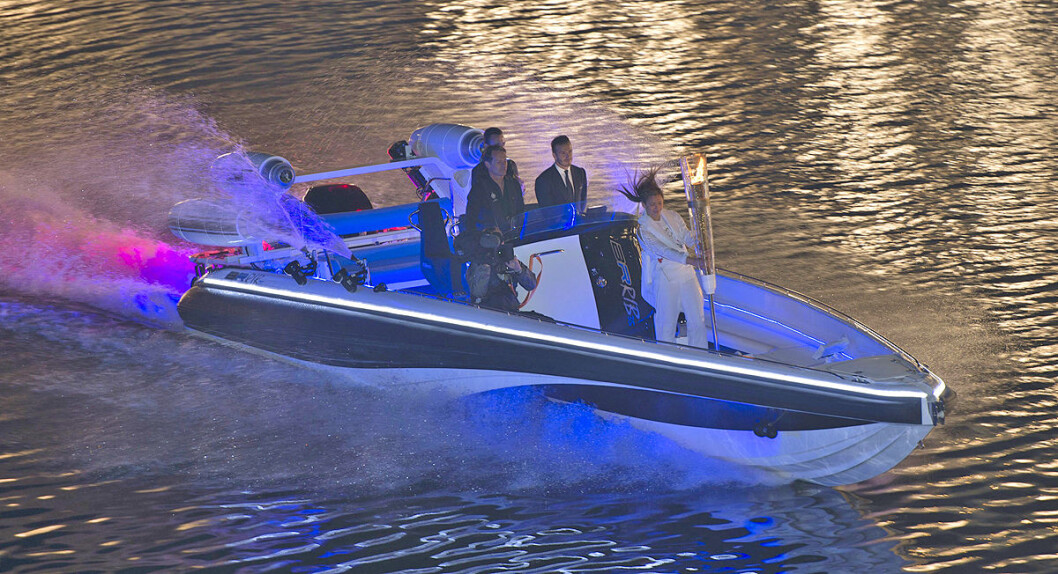 KONSENTRERT: På bildet er David Beckham på vei opp Themsen i den spesielle farkosten Bladerunner BR RIB 35. Fakkel-assistenten passer på den olympiske ild mens Beckham kjører båt. FOTO: AOP/Paul Grover-Rex Features KONSENTRERT: På bildet er David Beckham på vei opp Themsen i den spesielle farkosten Bladerunner BR RIB 35. Fakkel-assistenten passer på den olympiske ild mens Beckham kjører båt. FOTO: AOP/Paul Grover-Rex Features