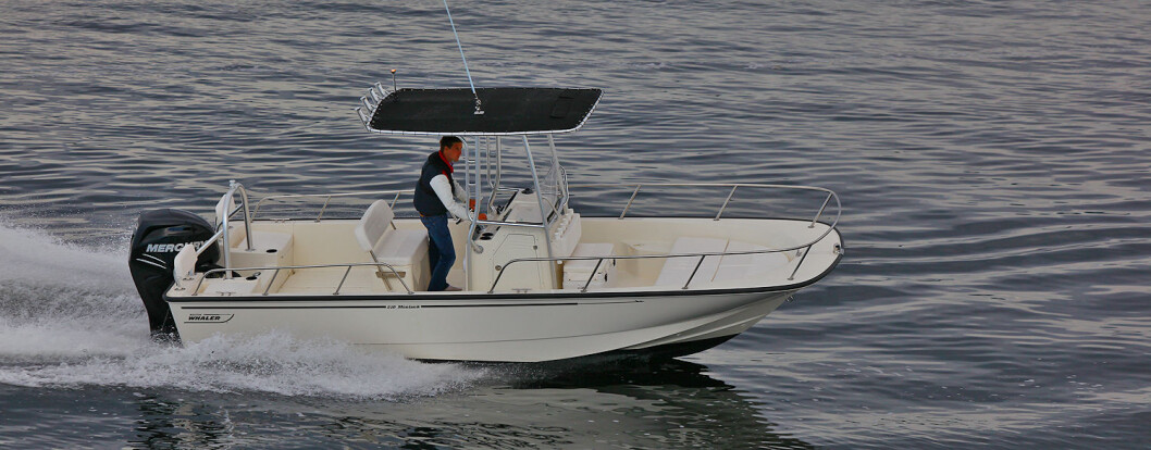 Boston Whaler 210 Montauk inneholder det meste en sportsfisker begjærer. Blant annet 14 stangholdere. Foto: Lars Kristian Larsen Boston Whaler 210 Montauk inneholder det meste en sportsfisker begjærer. Blant annet 14 stangholdere. Foto: Lars Kristian Larsen