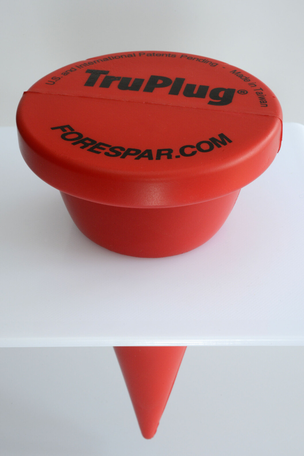 TETTER GODT: Forspar TruPlug er en myk, skumfylt, konisk plugg utviklet for å tette også uregelmessig hull og skader i skroget. Den passer for hull opp til 12 centimeter i diameter. TETTER GODT: Forspar TruPlug er en myk, skumfylt, konisk plugg utviklet for å tette også uregelmessig hull og skader i skroget. Den passer for hull opp til 12 centimeter i diameter.