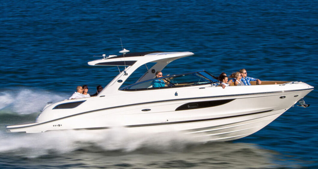 STOR BOWRIDER: Sea Ray 350 SLX passer best til godværsdager med sin åpne planløsning. STOR BOWRIDER: Sea Ray 350 SLX passer best til godværsdager med sin åpne planløsning.