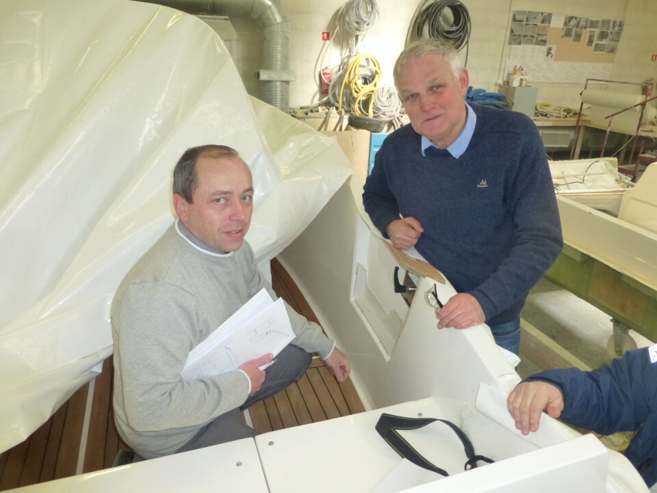 FORNØYD: Både teknisk konsulent Tore Halvorsen og fabrikksjef Piotr Targowskil er fornøyd med faceliftutgaven av Oceanmaster 630 WA