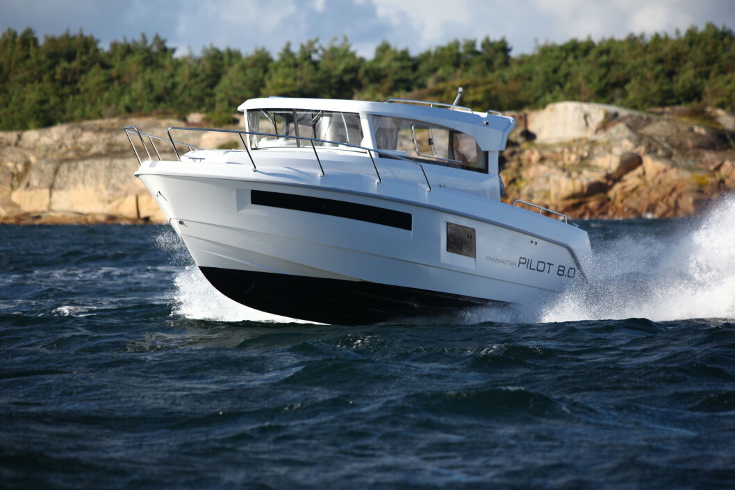 FINNMASTER Pilot 8.0 er ikke alene i dette segmentet. Her konkurrerer den direkte med båter som Askeladden P80 og Jeanneau Merry Fisher 855 Marlin. Foto: Lars Kristian Larsen FINNMASTER Pilot 8.0 er ikke alene i dette segmentet. Her konkurrerer den direkte med båter som Askeladden P80 og Jeanneau Merry Fisher 855 Marlin. Foto: Lars Kristian Larsen