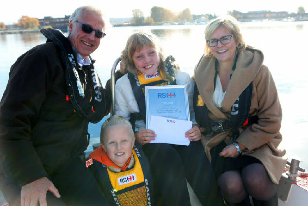 DÅD: Redningselskapet hedrer Christiane Skaug (11) for å ha reddet 8-åringen Niclas Svendstad fra drukning i Mjøsa. Redningsselskapets Rikke Lind benytter anledningen til å be den nye regjeringen prioritere svømmeundervisning for barn.