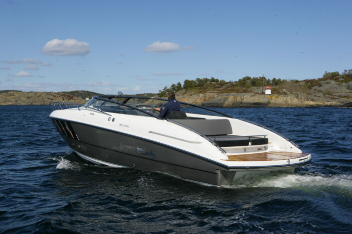 FORLENGET: Windy 29 Coho har fått et strammere design og en lenger badeplattform enn forgjengeren 28 Ghibli. FORLENGET: Windy 29 Coho har fått et strammere design og en lenger badeplattform enn forgjengeren 28 Ghibli.