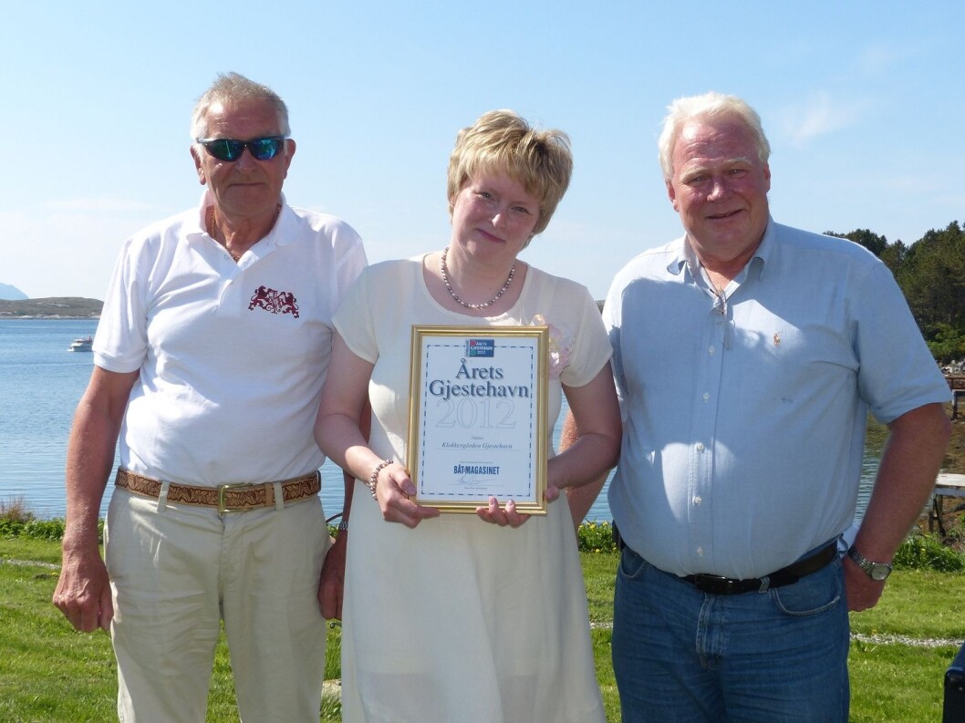 Daglig leder Malin Arntsen med det synlige beviset på at Klokkergården på Rødøy ble kåret til Årets Gjestehavn 2012. Hun er flankert av sin far og altmuligmann Bernt Arntsen (t.v) og Båtmagasinets sjefredaktør Hans Due. (Foto: Grethe Due) Daglig leder Malin Arntsen med det synlige beviset på at Klokkergården på Rødøy ble kåret til Årets Gjestehavn 2012. Hun er flankert av sin far og altmuligmann Bernt Arntsen (t.v) og Båtmagasinets sjefredaktør Hans Due. (Foto: Grethe Due)
