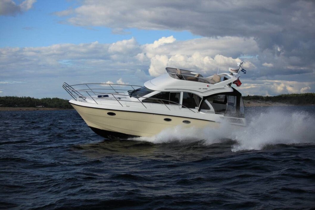 NYE BÅTER: Roar Strømsnes i Skorgenes kjøpte konkursboet til Viksund Boats AS, men han får ikke bruke Viksundnavnet. Kanskje dukker det opp et nytt Viksundselskap som viderefører denne St.Cruz 335 med en ny 345. (Foto: Lars Kristian Larsen). NYE BÅTER: Roar Strømsnes i Skorgenes kjøpte konkursboet til Viksund Boats AS, men han får ikke bruke Viksundnavnet. Kanskje dukker det opp et nytt Viksundselskap som viderefører denne St.Cruz 335 med en ny 345. (Foto: Lars Kristian Larsen).