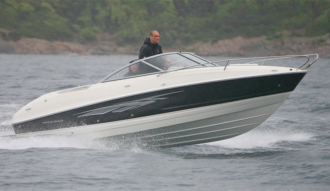 Bayliner 702 Cuddy er enkel daycruiser med overnattingsmuligheter for to personer. FOTO: Hans Due Bayliner 702 Cuddy er enkel daycruiser med overnattingsmuligheter for to personer. FOTO: Hans Due