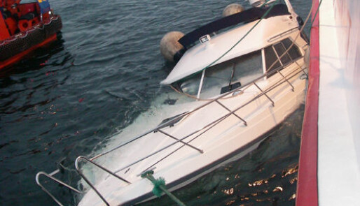 Båt sank - fire reddet fra holme