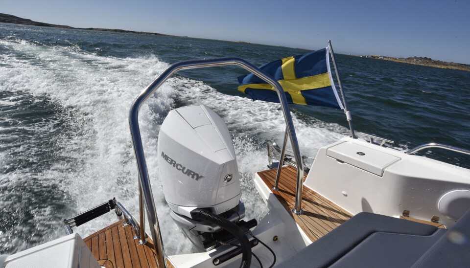 RYDDIG: Det er enkelt å bevege seg rundt
motoren og i land via badeplattformene. RYDDIG: Det er enkelt å bevege seg rundt
motoren og i land via badeplattformene.