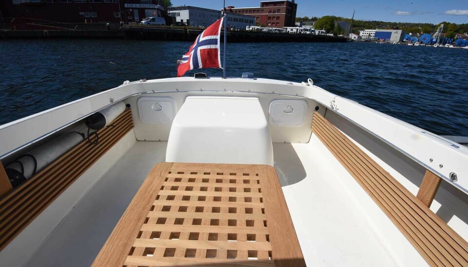 NYTT: Noen justeringer er gjort for å tilpasse båten nordiske forhold, som nytt bord og oppbevaringsplass under dollbordet.