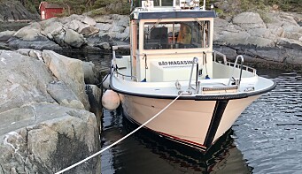 SJØMANNSKAP: Når en båt er fortøyd med fortøyninger og spring, kan den duve lett ved brygga uten å ligge helt inntil. Spring er ett av mange maritime ord og uttrykk i denne ordlisten. SJØMANNSKAP: Når en båt er fortøyd med fortøyninger og spring, kan den duve lett ved brygga uten å ligge helt inntil. Spring er ett av mange maritime ord og uttrykk i denne ordlisten.