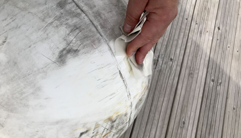 EFFEKTIVE: Wipe & Shine serviettene til KMI Green rengjør møkkete fendere utrolig effektivt. EFFEKTIVE: Wipe & Shine serviettene til KMI Green rengjør møkkete fendere utrolig effektivt.