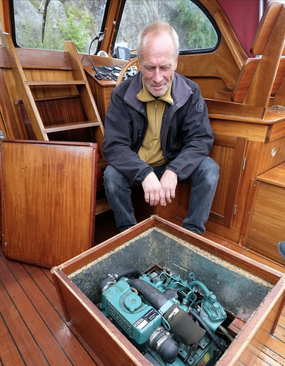 MOTORMANN: Willy Pedersen er gammel sjømann og skal passe på at den tresylindrete Volvo Penta-motoren går over Nordsjøen.