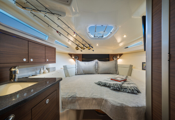 Boston Whaler 325 Conquest. Boston Whaler 325 Conquest.