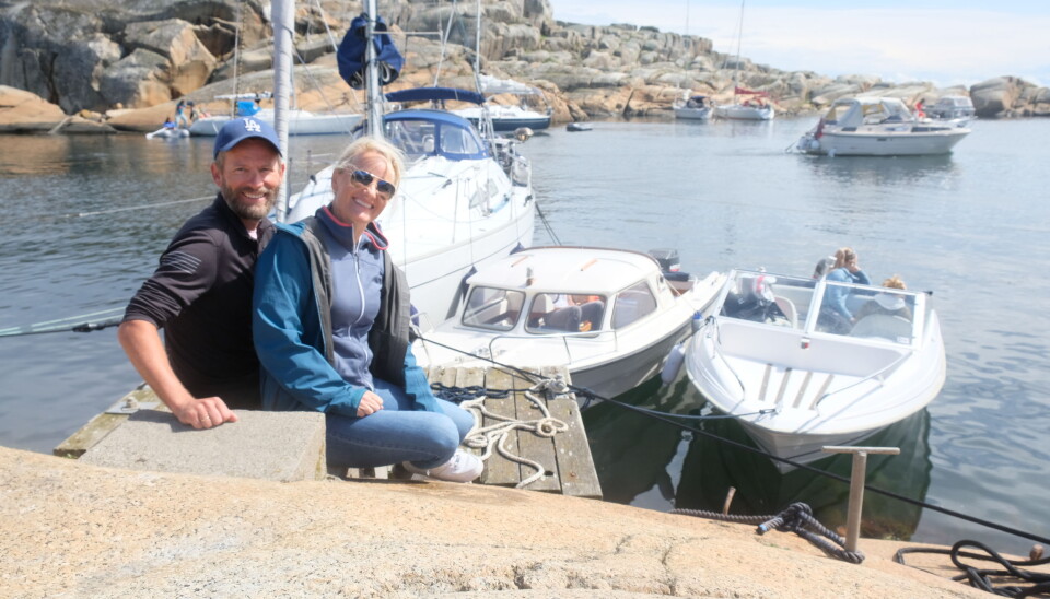 FJORDLING: Familien Borch-Jenssen besøker fyret i sin 17 fots Fjordling. FJORDLING: Familien Borch-Jenssen besøker fyret i sin 17 fots Fjordling.