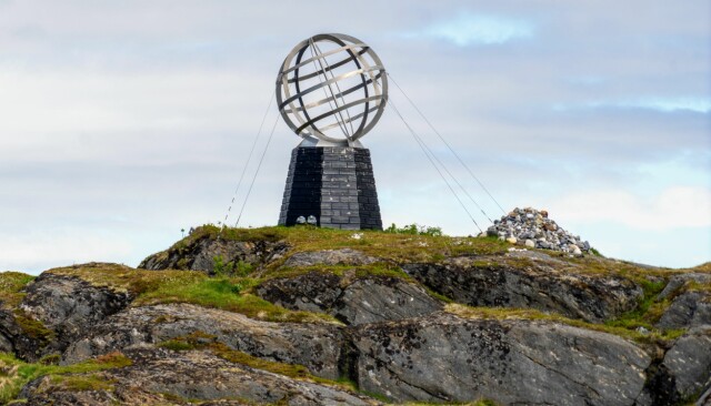 OBLIGATORISK: Vi måtte svinge bortom monumentet for å dokumentere at vi hadde passert Polarsirkelen.